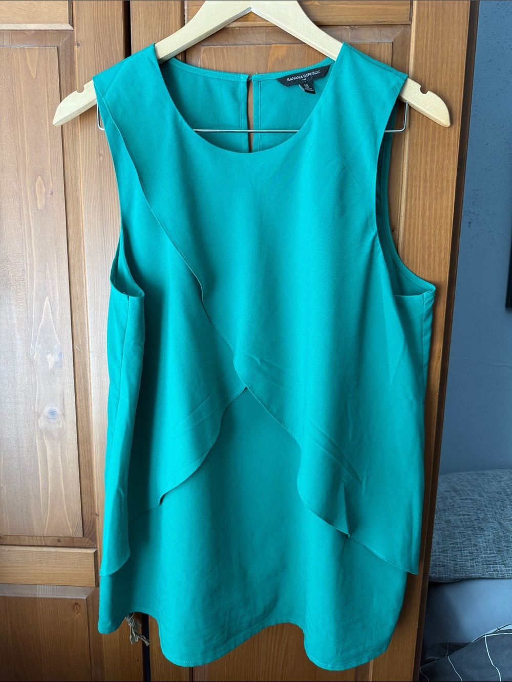 Banana Republic bright green sleeveless top (Ptp 21”)
